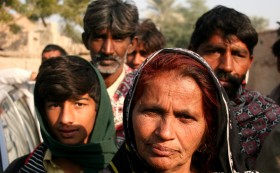 Von der Flut betroffene Dorfbewohner in Pakistan 2010 Foto: http://www.flickr.com/photos/uusc4all/ CC BY-NC-ND 2.0