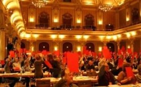 Die 400 Delegierten des NRW-GEWerkschaftstags zeigen Arbeits- und Sozialminister Guntram Schneider (SPD), der zuvor DGB-Landesvorsitzender war, was sie von seinem Auftritt und der Politik der rot-grünen Landesregierung halten. 