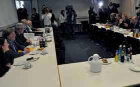 Sondierungsgespräche mit SPD und Grünen