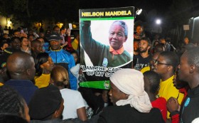 Menschen trauern um Nelson Mandela Foto: http://www.flickr.com/photos/governmentza/ CC BY-ND 2.0