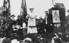Rosa Luxemburg während einer Rede auf dem Internationalen Sozialisten-Kongress in Stuttgart, August 1907
