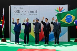 „2012 BRICS Summit“ von Roberto Stuckert Filho - Presidency of the Republic (Brazil) - Agência Brasil. Lizenziert unter CC BY 3.0 br über Wikimedia Commons - https://commons.wikimedia.org/wiki/File:2012_BRICS_Summit.jpg#/media/File:2012_BRICS_Summit.jpg