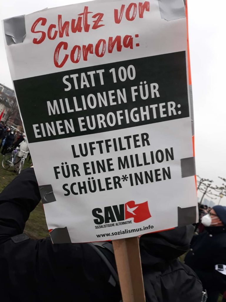 Plakat: Schutz vor Corona: Statt 100 Millionen für einen Eurofighter: Luftfilter für eine Million Schüler*innen