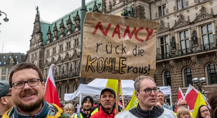 TVÖD-Warnstreik 2023 in Hamburg, Schild "Nancy, rück die Kohle raus!"