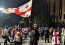 Demonstrant*innen mit georgischen Nationalflaggen am 14.5.24 in Tbilisi