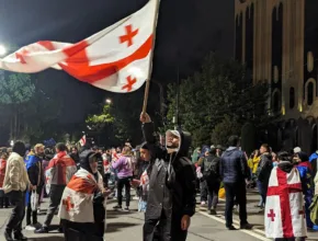 Demonstrant*innen mit georgischen Nationalflaggen am 14.5.24 in Tbilisi