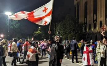 Demonstrant*innen mit georgischen Nationalflaggen am 14.5.24 in Tbilisi