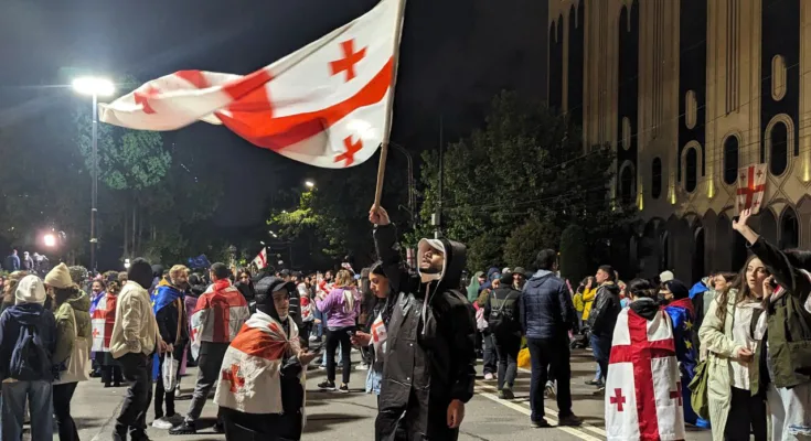 Demonstrant*innen mit georgischen Nationalflaggen am 14.5.24 in Tbilisi